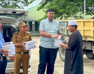 Ketua Karang Taruna Pinrang Ichsan Irwan Serahkan Bantuan untuk Pondok Pesantren DDI Patabong