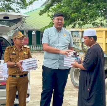 Ketua Karang Taruna Pinrang Ichsan Irwan Serahkan Bantuan untuk Pondok Pesantren DDI Patabong