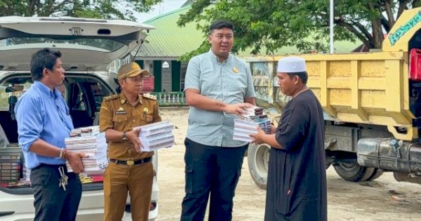 Ketua Karang Taruna Pinrang Ichsan Irwan Serahkan Bantuan untuk Pondok Pesantren DDI Patabong