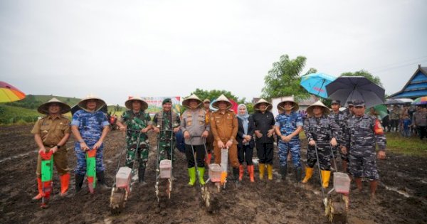 Serentak Se-Indonesia, Pj Gubernur Prof Fadjry Djufry Bersama Forkopimda Sulsel Kompak Tanam Jagung di Jeneponto