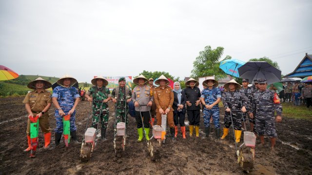 Penjabat Gubernur Sulsel Prof Fadjry Djufry Bersama Forkopimda Sulsel Ikut Tanam Jagung Serentak di Jeneponto.