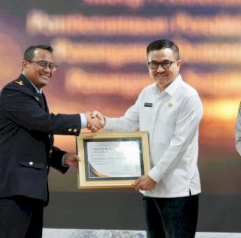 Hari Pabean Internasional, Jufri Rahman Terima Penghargaan dari DJBC Sulbagsel