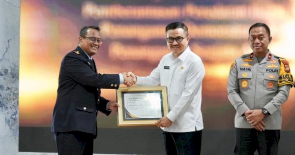 Hari Pabean Internasional, Jufri Rahman Terima Penghargaan dari DJBC Sulbagsel