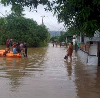 Banjir di Barru Perlahan Surut, Warga Terdampak Dievakuasi ke Islamic Center
