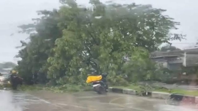 Jalan Poros Makassar-Barru di wilayah Awarange.