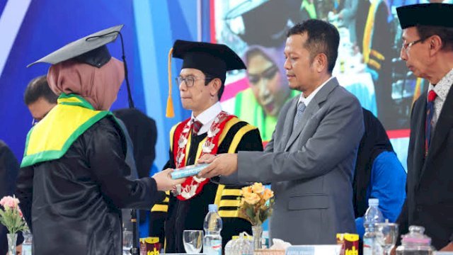 Plh. Sekretaris Daerah Kabupaten Barru Andi Syarifuddin, S.IP., M.Si hadiri Acara Wisuda XXVII Tahun 2024.