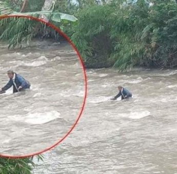 Nyaris Basah Kuyup, Perjuangan Guru SD di Cianjur Terjang Arus Sungai demi Mengajar Gegara Jembatan Putus