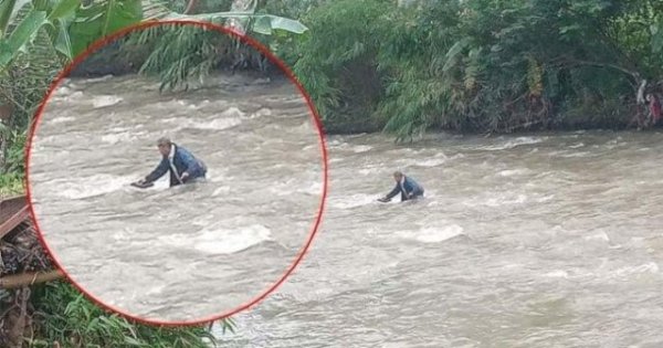 Nyaris Basah Kuyup, Perjuangan Guru SD di Cianjur Terjang Arus Sungai demi Mengajar Gegara Jembatan Putus