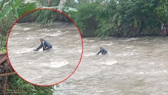 Perjuangan Guru SD di Cianjur Terjang Arus Sungai demi Mengajar.