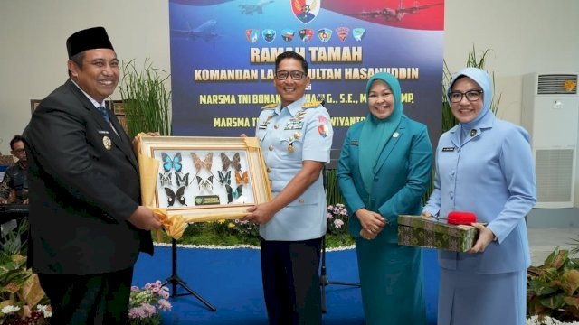Bupati Maros, Chaidir Syam, bersama Ketua TP PKK Maros, Ulfiah Nur Yusuf Chaidir Hadiri Sertijab Komandan Lanud Sultan Hasanuddin.