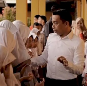 Kunjungi SDN 1 Pangkajene, Syaharuddin Alrif Beri Motivasi Siswa Agar Bercita-cita Tinggi