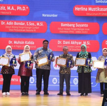 Bupati Maros Chaidir Syam Kembali Raih Penghargaan di Bidang Literasi