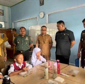 Pastikan Tepat Sasaran, Sekda Maros Andi Davied Tinjau Program Makan Siang Bergizi Gratis untuk Siswa