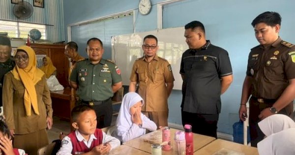 Pastikan Tepat Sasaran, Sekda Maros Andi Davied Tinjau Program Makan Siang Bergizi Gratis untuk Siswa