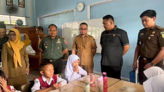 Sekda Maros Andi Davied Tinjau Program Makan Siang Bergizi Gratis untuk Siswa.