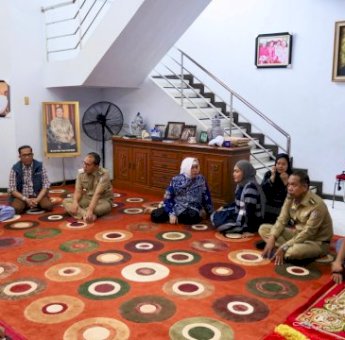 Melayat ke Rumah Duka Almarhum Alwi Hamu, Danny Beri Dukungan Moril dan Kenang Kebersamaannya