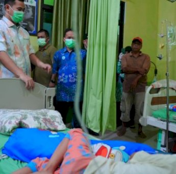 Bupati Pangkep Yusran Kunjungi Pasien DBD dan Beri Pesan ke Warga: Jaga Kebersihan Lingkungan-Jajanan untuk Anak
