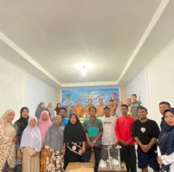 Pemkab Takalar Salurkan Bantuan Perahu kepada 12 Nelayan di Desa Galesong Baru