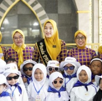 Ketua TP PKK Bone Sekaligus Bunda PAUD Andi Hikmawati Winarno Buka kegiatan Peragaan Manasik Haji Cilik