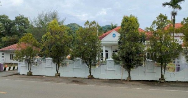 Jelang Pelantikan Ucu-Iwan, Pagar Rujab Bupati Enrekang Dicat Putih