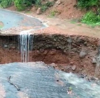 3 Hari Terputus, Jalan Amblas di Pujananting Barru Belum Diperbaiki