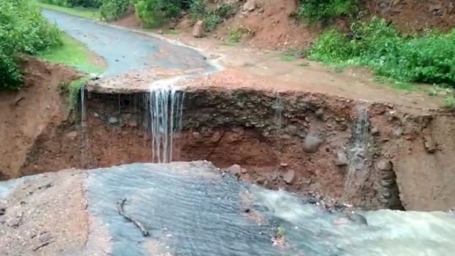 Jalan penghubung ini terputus parah akibat longsor yang terjadi hingga jalan terbelah.