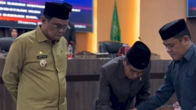 Bupati Barru Ir.H.Suardi Saleh, M.Si.,Ph.D(HC) saat Rapat Paripurna Tingkat II DPRD Kab. Barru.