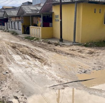 Masyarakat Mengeluh, Jalan Menuju Unsulbar Rusak Parah