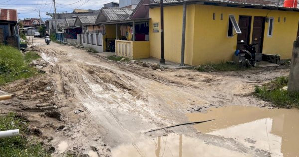 Masyarakat Mengeluh, Jalan Menuju Unsulbar Rusak Parah