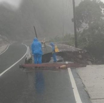 Jalan Poros Barru-Soppeng di Bulu Dua Amblas, Pengendara Diminta Hati-hati