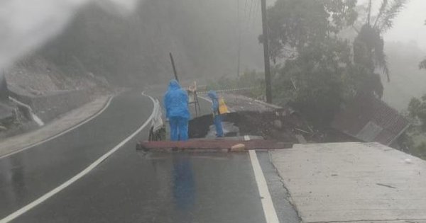 Jalan Poros Barru-Soppeng di Bulu Dua Amblas, Pengendara Diminta Hati-hati