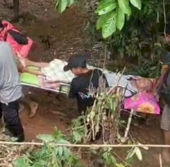 Pasien Sakit di Barru Ditandu Ganti Ambulans gegara Jalan Amblas Putus Akses
