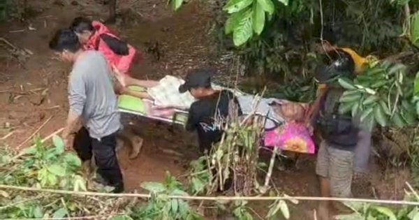 Pasien Sakit di Barru Ditandu Ganti Ambulans gegara Jalan Amblas Putus Akses