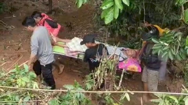 Pasien Sakit di Barru Ditandu Ganti Ambulans gegara Jalan Amblas.
