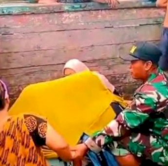 Dramatis, Babinsa Sertu Amirudin di Mempawah Bantu Evakuasi Korban Banjir Lahiran di Bak Truk