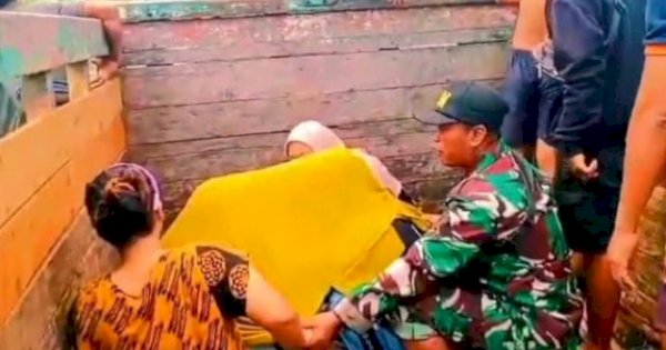 Dramatis, Babinsa Sertu Amirudin di Mempawah Bantu Evakuasi Korban Banjir Lahiran di Bak Truk