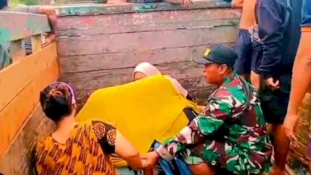 Babinsa di Mempawah Bantu Evakuasi Korban Banjir Lahiran di Bak Truk.