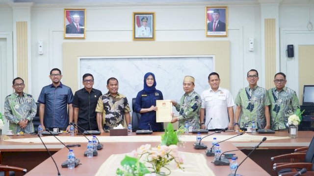 KPU Sulsel Menyerahakan SK Penetapan Gubernur dan wakil Gubernur Terpilih ke DPRD Sulsel.