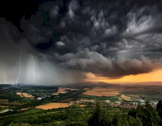 BMKG: Waspada Cuaca Ekstrem di Sulsel 12 &ndash; 14 Februari 2025, Berikut Daftarnya