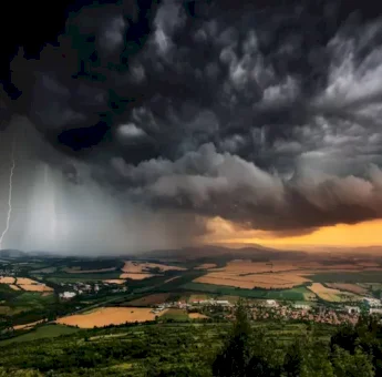 BMKG: Waspada Cuaca Ekstrem di Sulsel 12 &ndash; 14 Februari 2025, Berikut Daftarnya