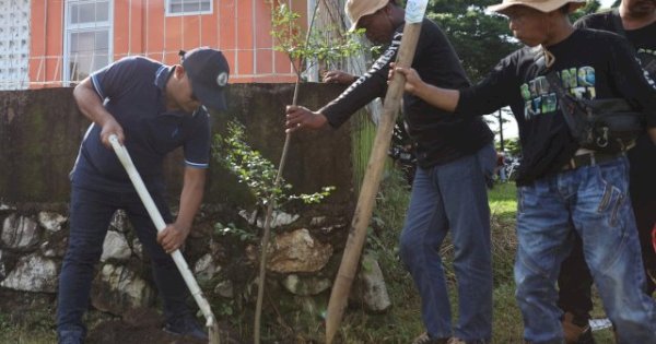 Dukung Ruang Terbuka Hijau, DLH Makassar Gelar Penanaman Pohon Dalam Peringatan HPSN 2025