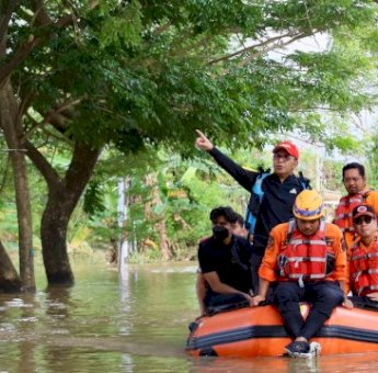 Pastikan Kesehatan dan Kebutuhan, Danny Turun Langsung Temui Korban Banjir di Manggala