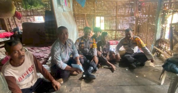 Kapolres Jeneponto Sambangi Kakek Sahabu, Warga Kurang Mampu di Rumah Tak Layak Huni-Beri Bantuan dan Support