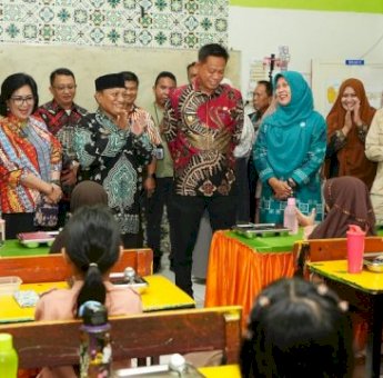 Tinjau MBG di Makassar, Prof Fadjry Djufry: Alhamdulillah Anak-anak Sangat Antusias