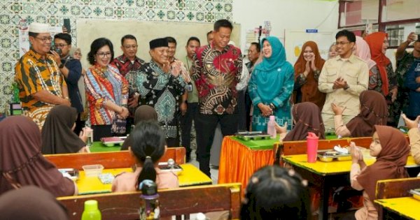 Tinjau MBG di Makassar, Prof Fadjry Djufry: Alhamdulillah Anak-anak Sangat Antusias