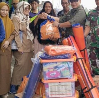 Kepala BPBD Rommy Manule Pimpin Penyerahan Bantuan ke Korban Bencana Abrasi Pantai di Pinrang