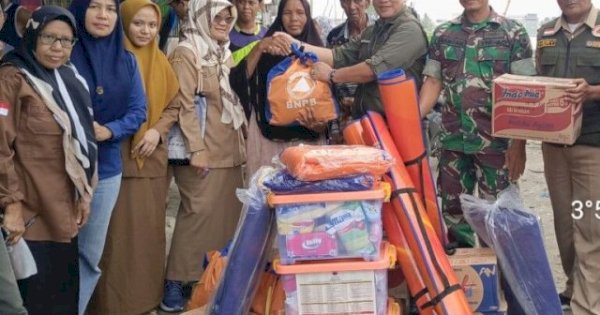 Kepala BPBD Rommy Manule Pimpin Penyerahan Bantuan ke Korban Bencana Abrasi Pantai di Pinrang