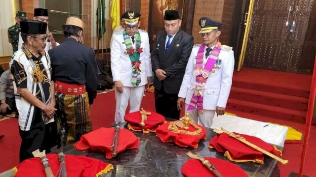 Bupati Bone Andi Asman Terima 12 Pusaka Arajang.