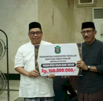 Tarwih Perdana Bersama Warga Takalar, Bupati Daeng Manye Salurkan Hibah Rp100 Juta ke Masjid Agung