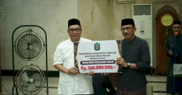 Tarwih Perdana Bersama Warga Takalar, Bupati Daeng Manye Salurkan Hibah Rp100 Juta ke Masjid Agung